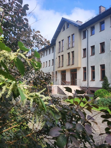 Außenansicht eines Pflegeheims in Polen
