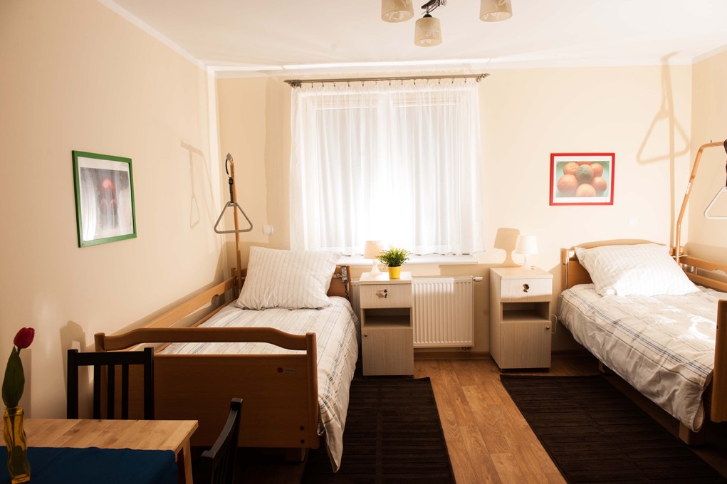 Ruhiges Doppelzimmer mit Pflegebetten im Pflegeheim in Polen